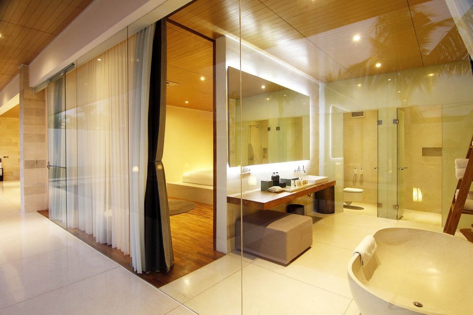 Ванная комната со стеклянной стеной