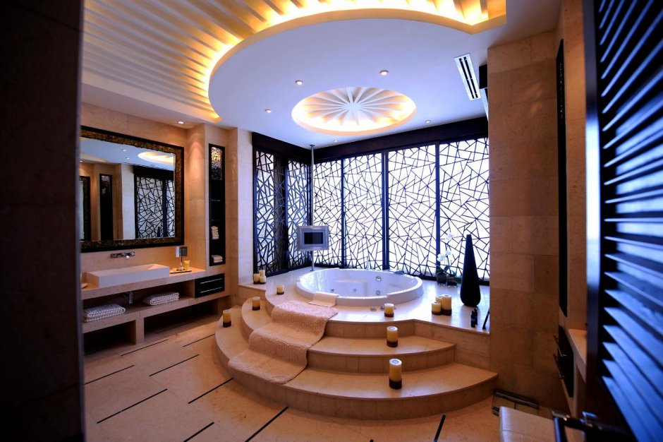 Роскошная ванная комната с джакузи