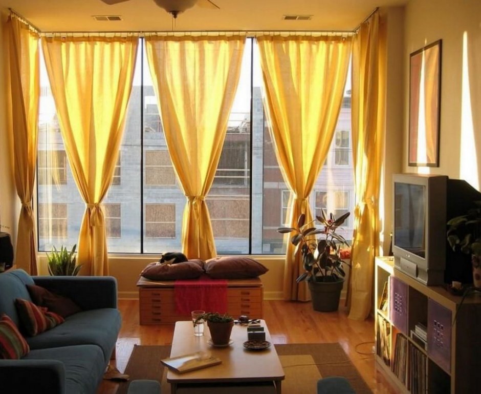 Желтые шторы в интерьере гостиной