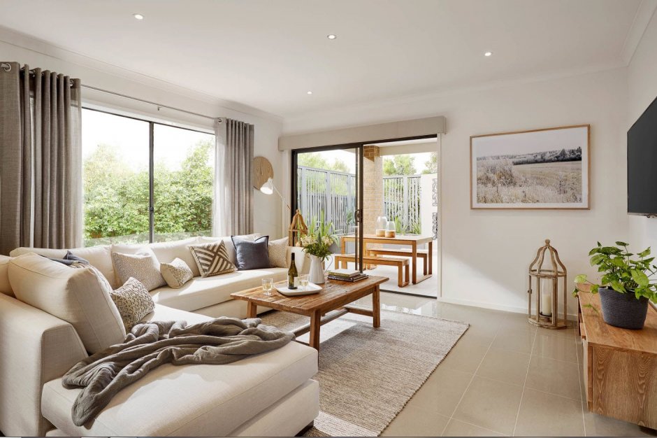 Интерьер гостиной с выходом на террасу