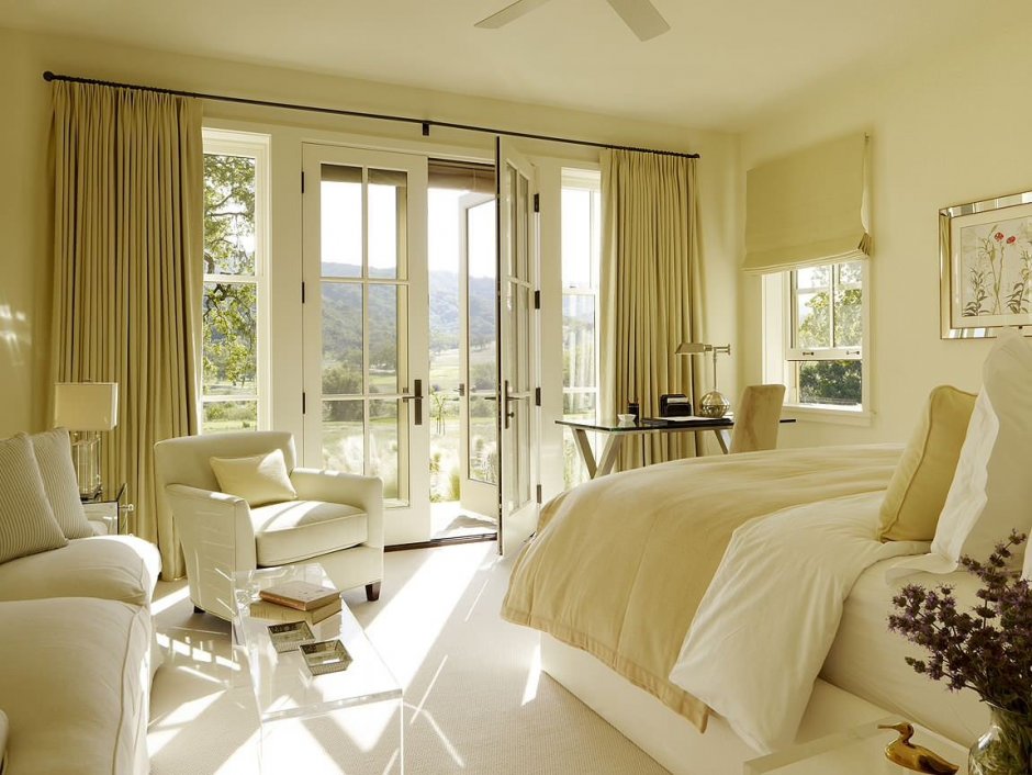 Спальня с французским окном