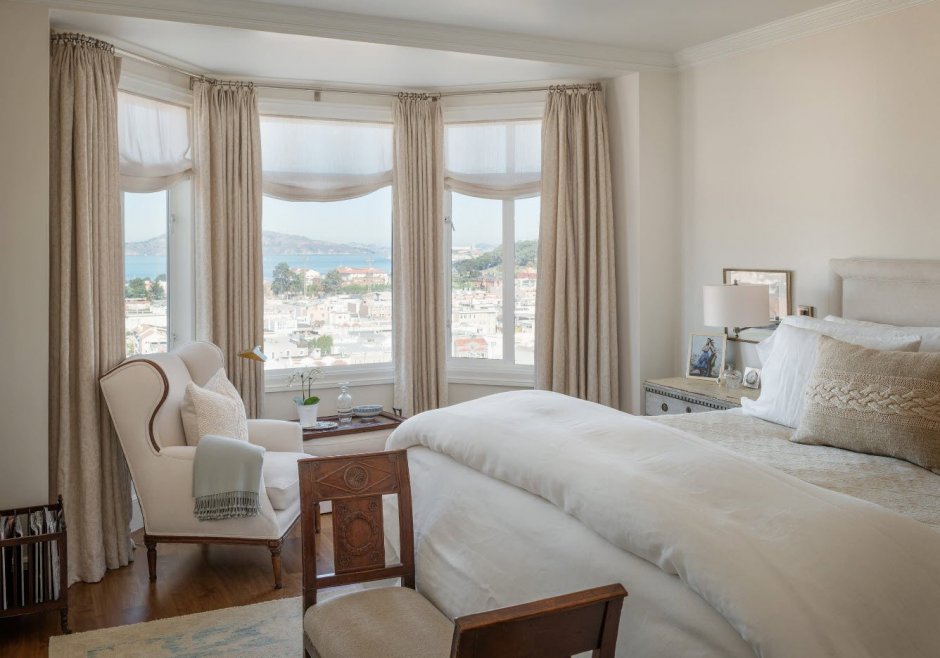 Спальня с эркерными окнами