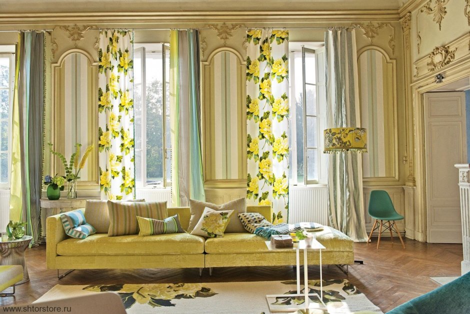 Светло желтые шторы в интерьере гостиной