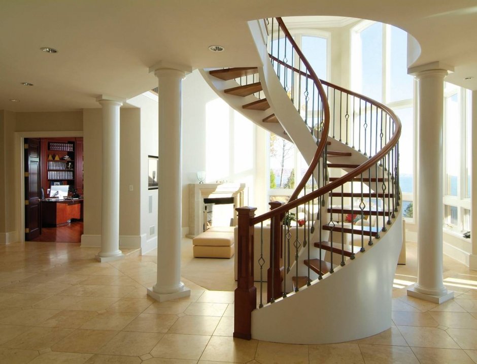 Винтовая лестница в классическом стиле