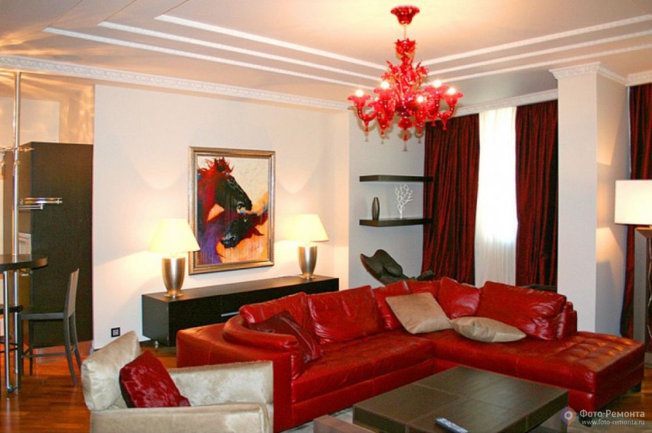 Красный диван в интерьере в зале