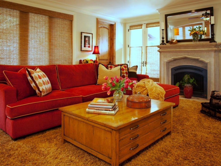 Гостиная с рыжим диваном