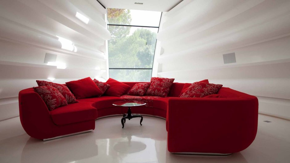 Квартира с красным диваном