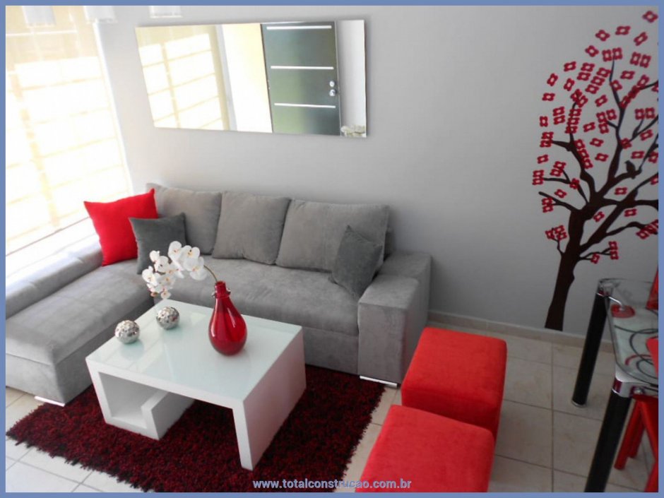 Красный диван в маленькой гостиной