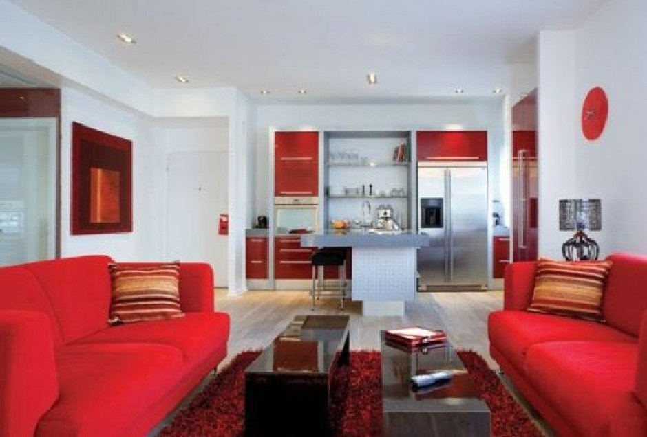 Кухня-гостиная с красным диваном