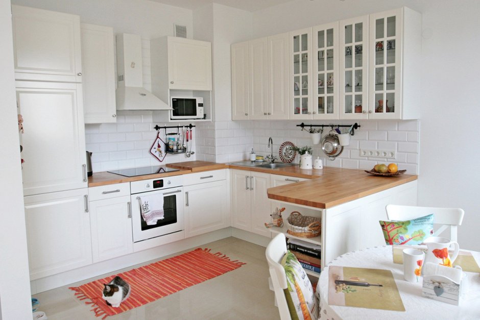 Белая кухня с деревянной столешницей (59 фото)