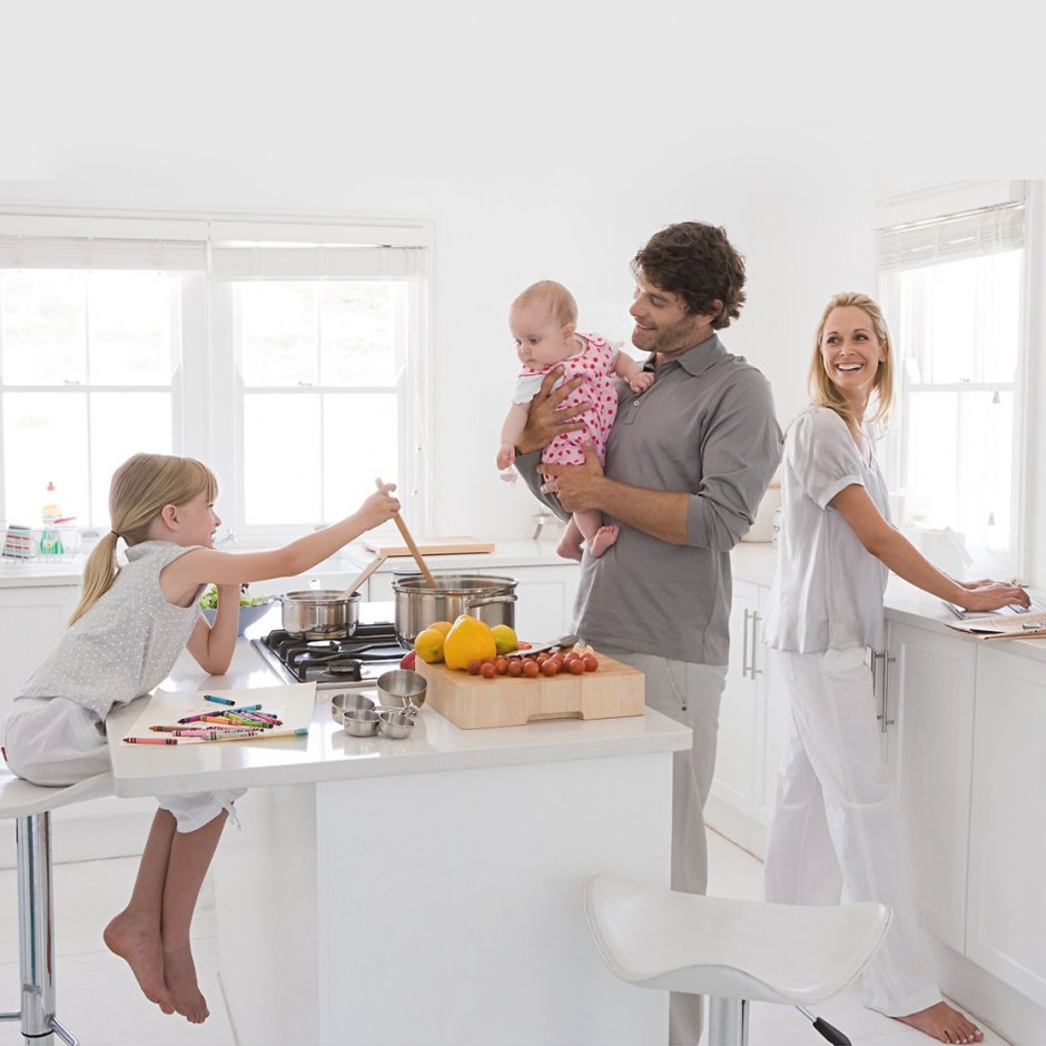 Семья на кухне