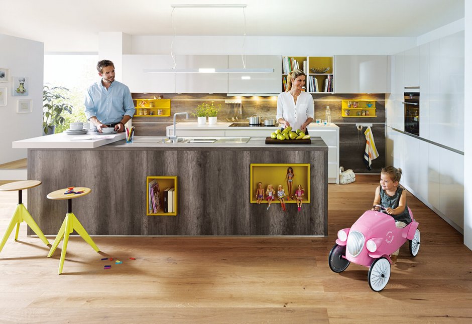 Семья с детьми на кухне