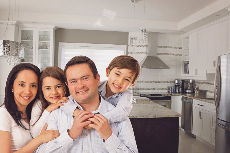 Семья с детьми на кухне