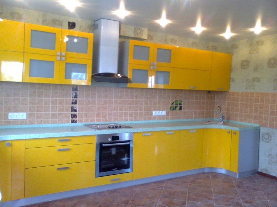 Кухонный гарнитур из желтого кирпича