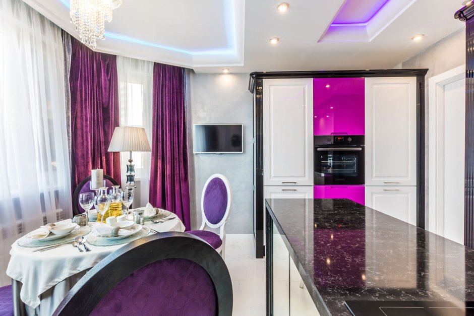 Фиолетовые кухни в гостинной