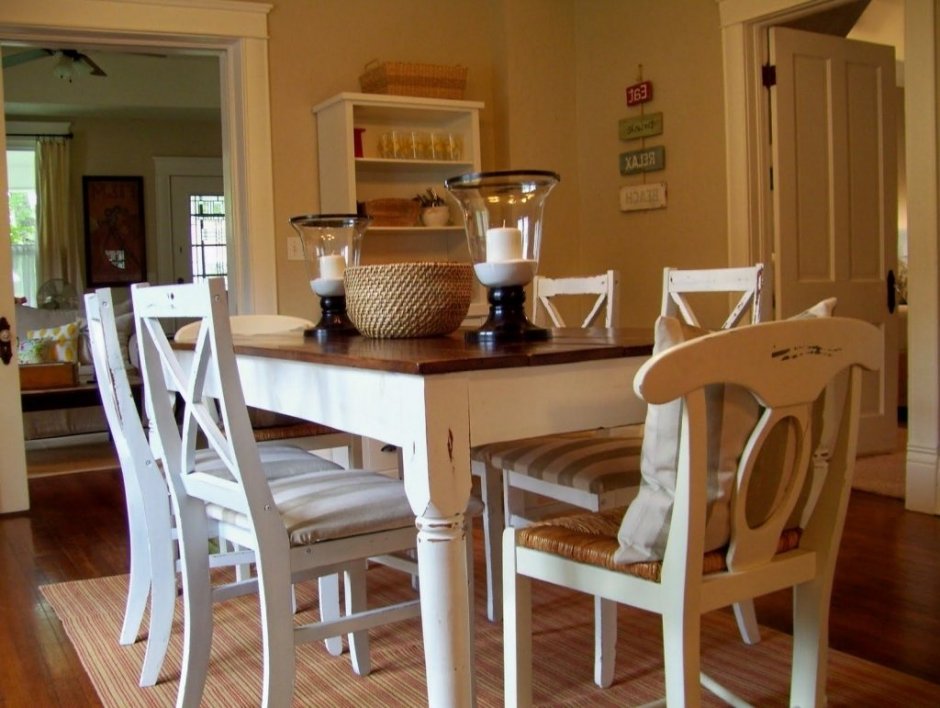 Разные стулья за одним столом в интерьере кухни столовой