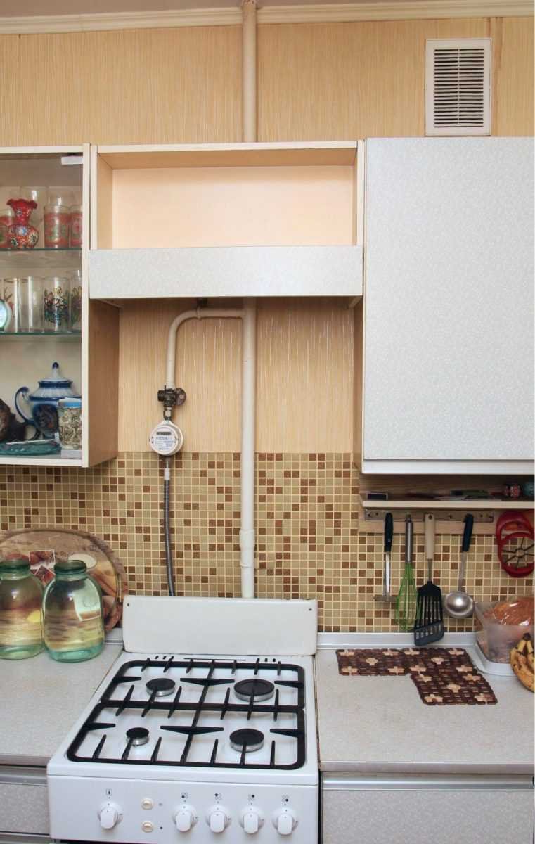 Кухонный гарнитур с газовой трубой