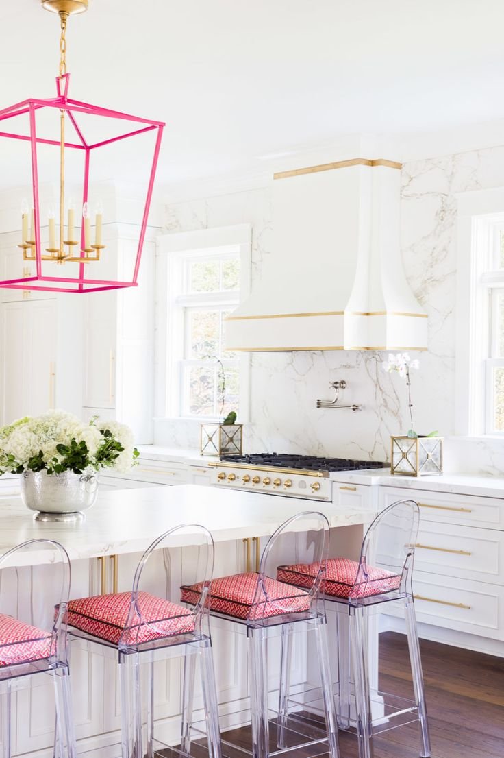 Белая кухня с розовыми элементами