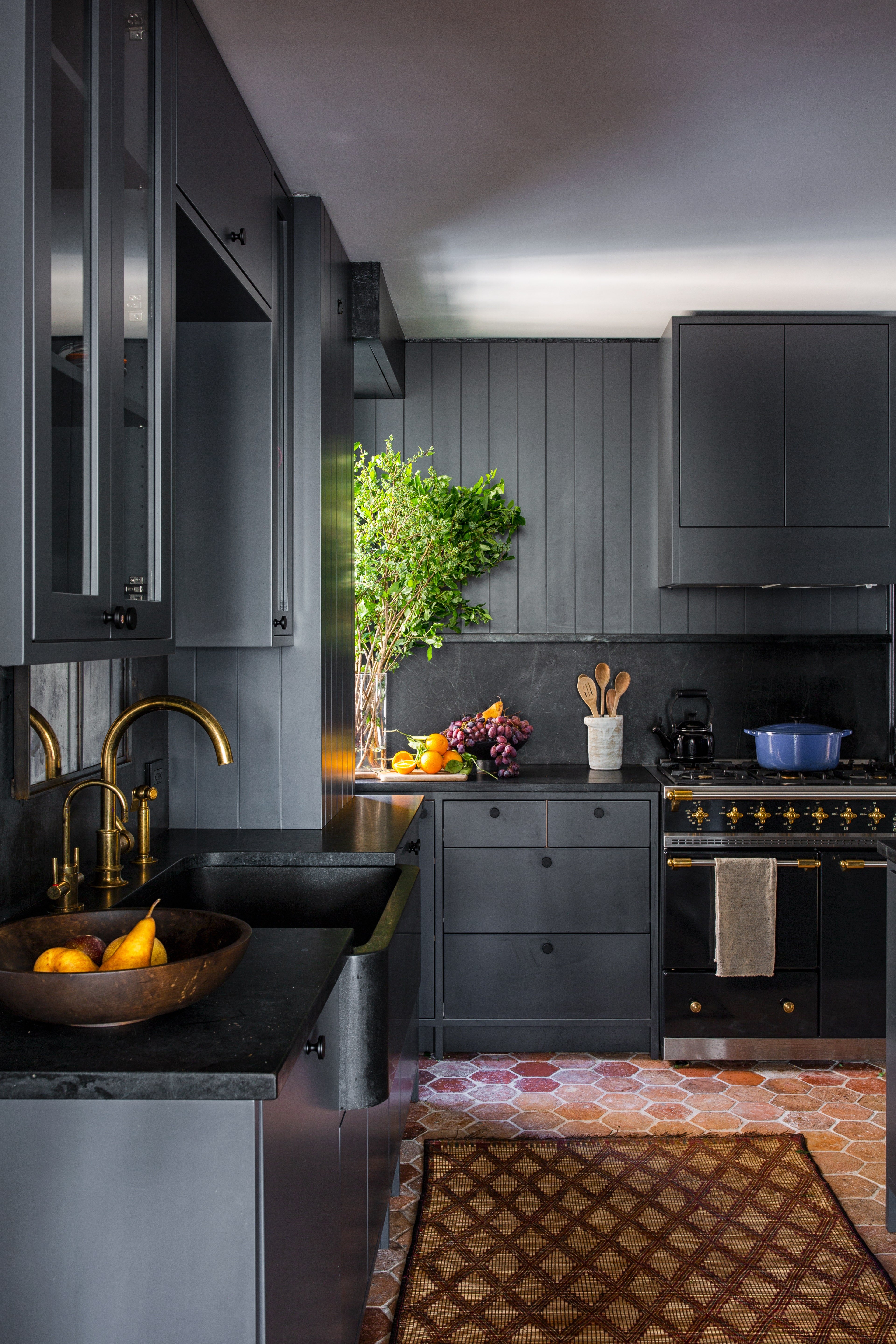 фото матовых кухней темных цветах