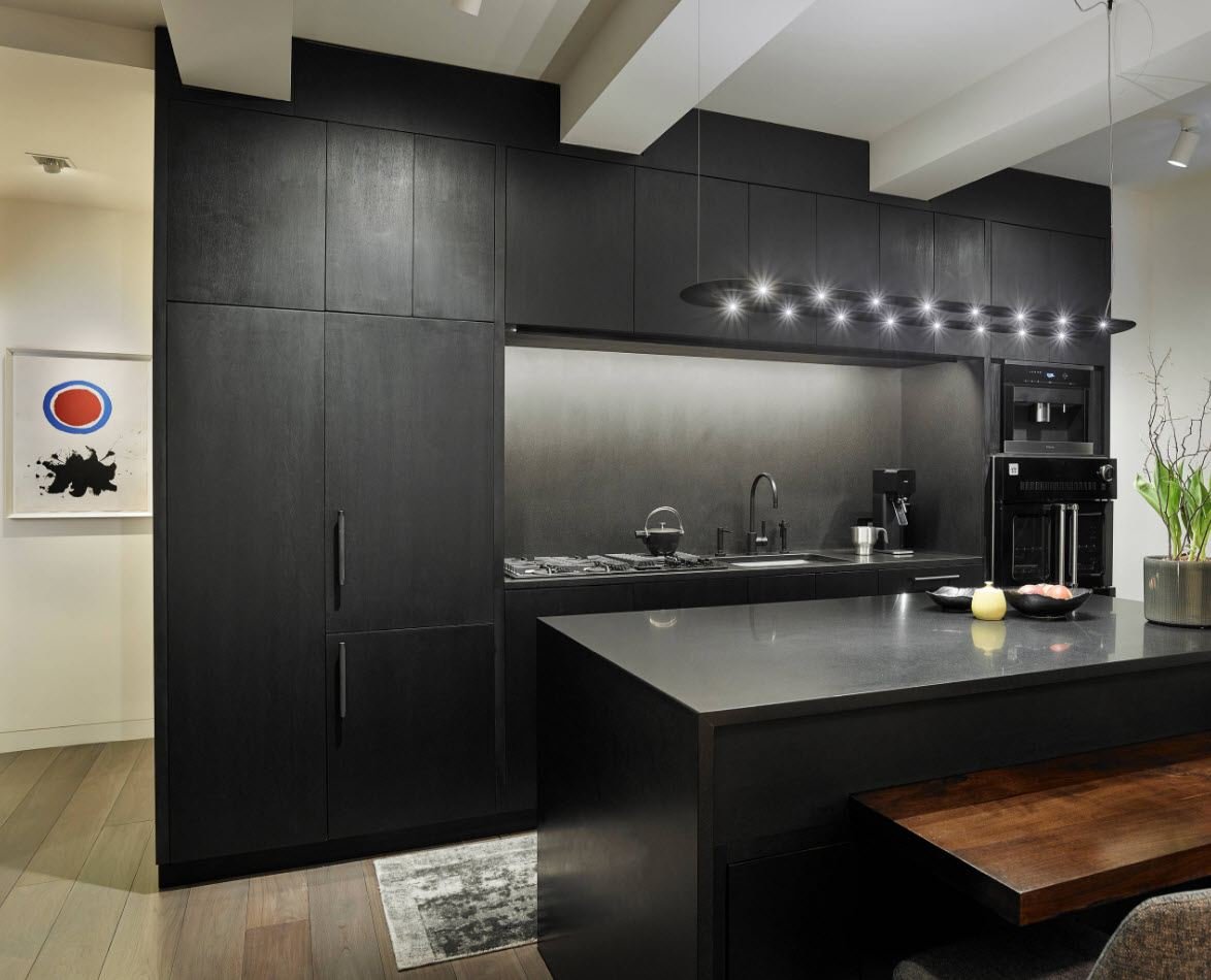 Черная м кухня. Стильная черная кухня. Темная кухня в интерьере. Черная матовая кухня. Кухня в черном цвете.