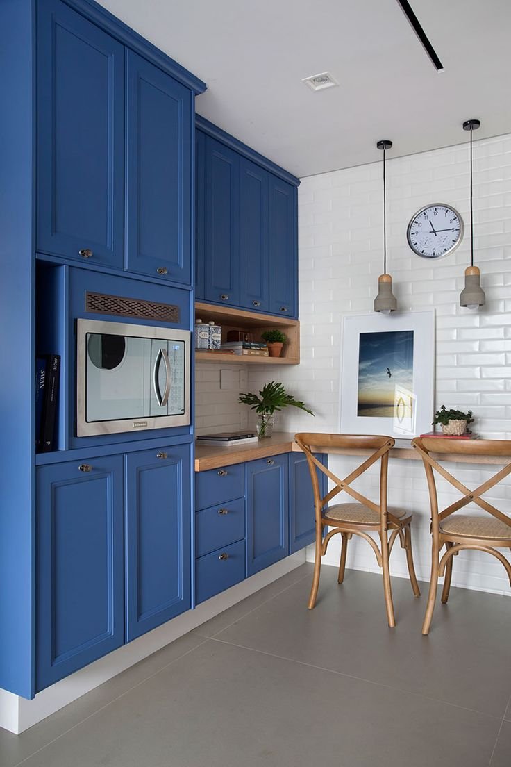 Бело синяя кухня с деревянной столешницей