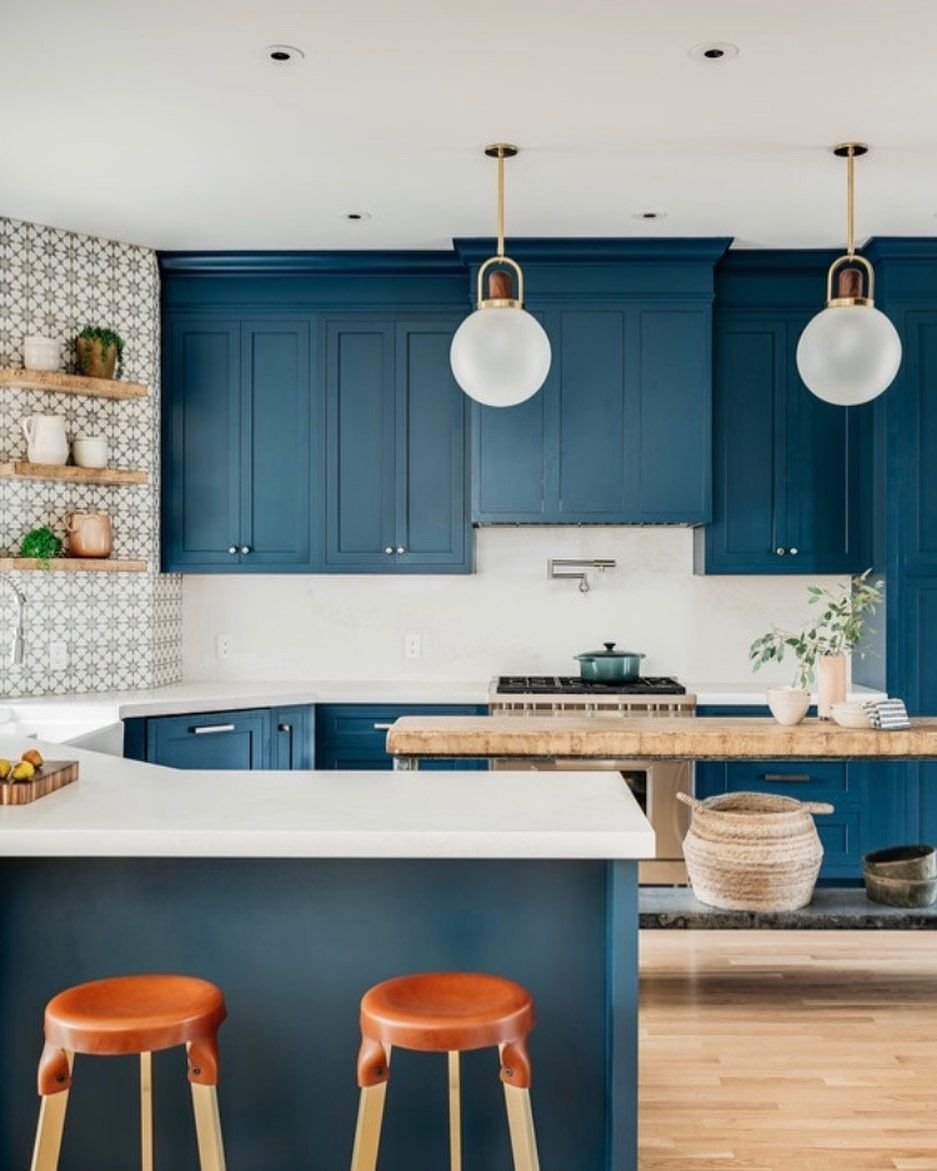 Синяя кухня с деревянной столешницей в интерьере