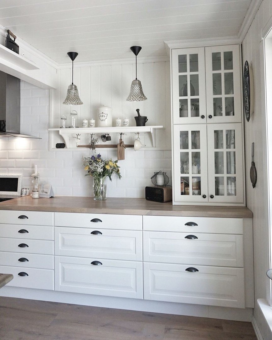белая кухонная мебель в интерьере