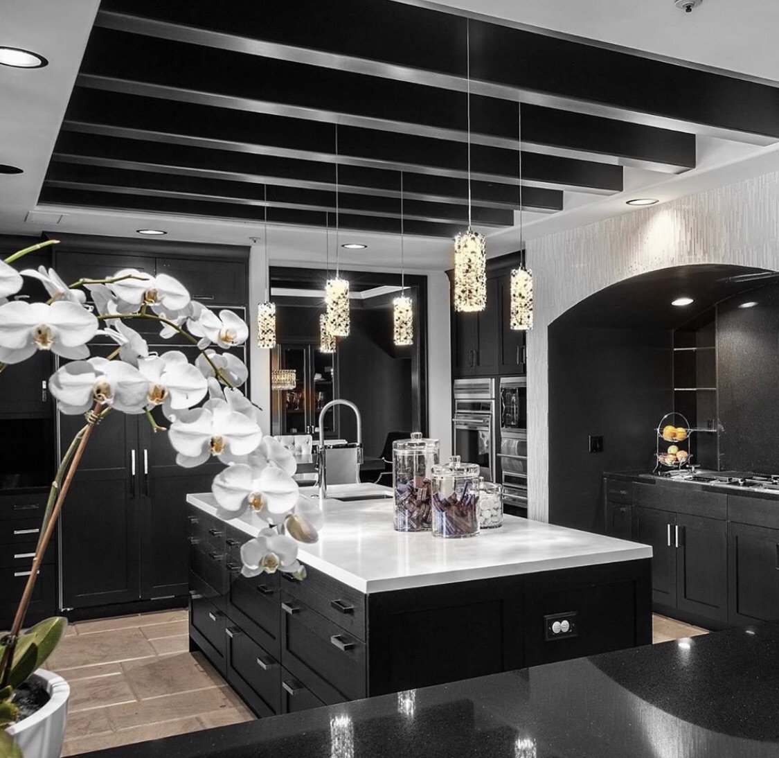 Кухня гостиная черная. Кухня в черном стиле. Кухня-гостиная в черно-белых тонах. Кухня красивая в черном стиле современная. Кухня в бело черных тонах.
