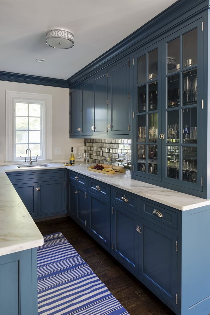 Синяя кухня в американском стиле