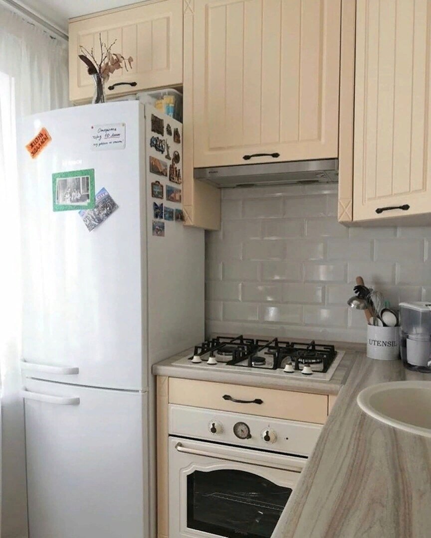 Кухня в хрущевке 6 кв.м с холодильником и газовой плитой