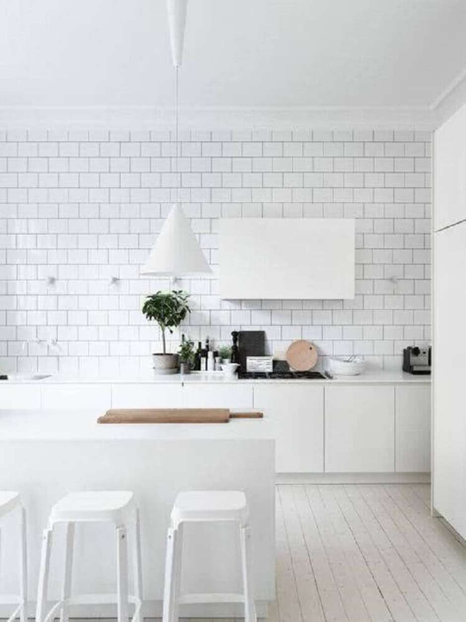 Белая плитка в интерьере кухни