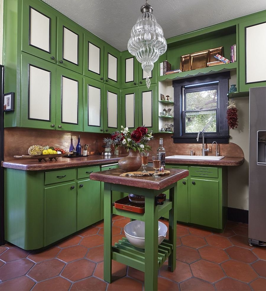 Зеленая кухня с коричневой столешницей