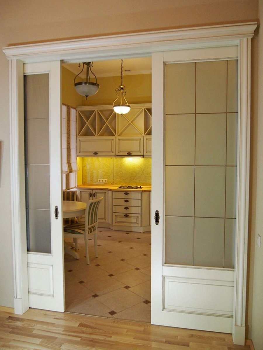 Раздвижные двери из кухни в гостиную