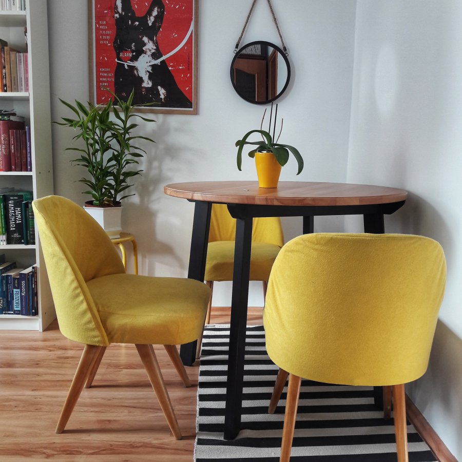 Желтый стул в комнате