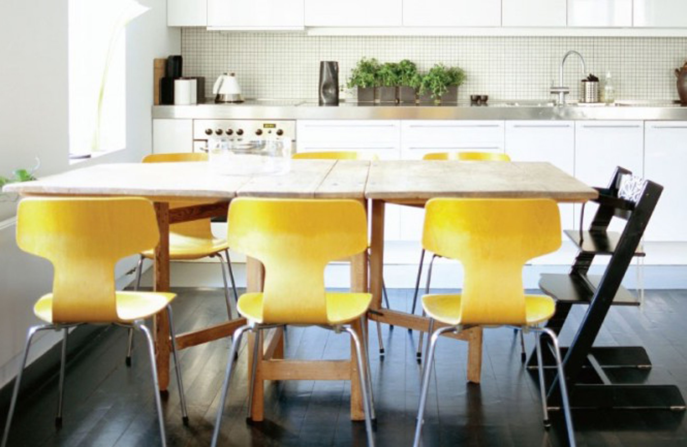 Кухонные столы желтого оттенка
