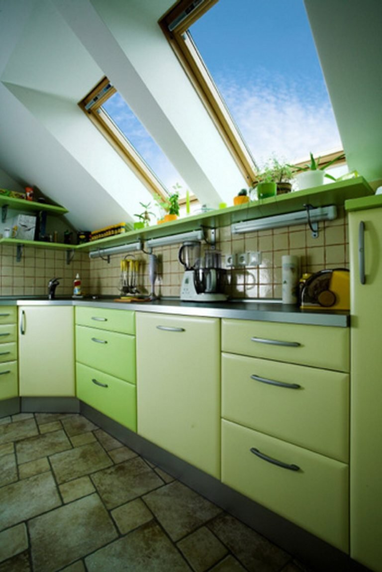 Кухня с темно зелеными фасадами