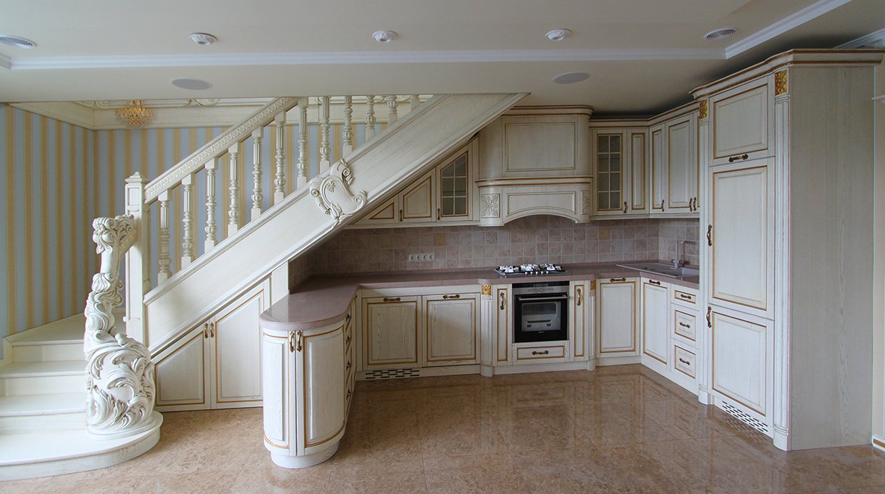 Кухня под лестницей на второй этаж (64 фото)