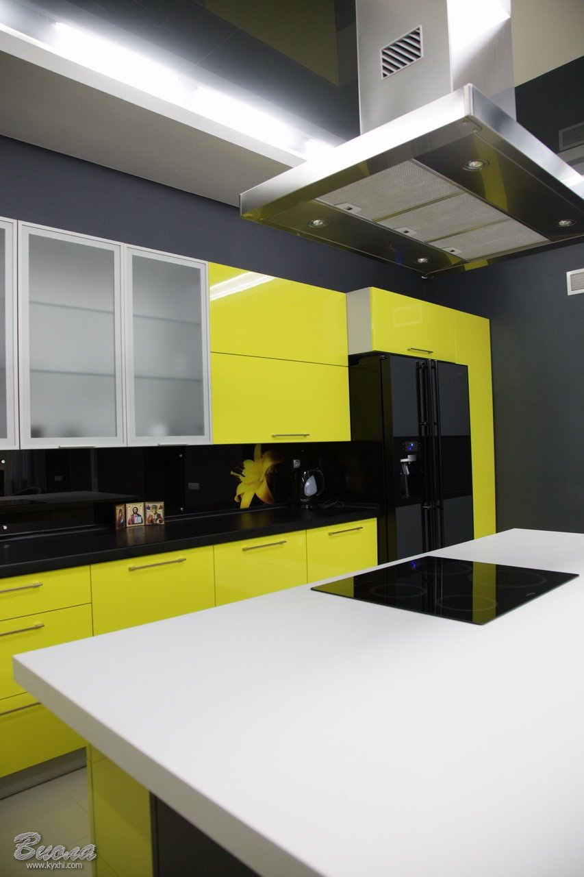 Кухня черно белая и желтая современный стиль