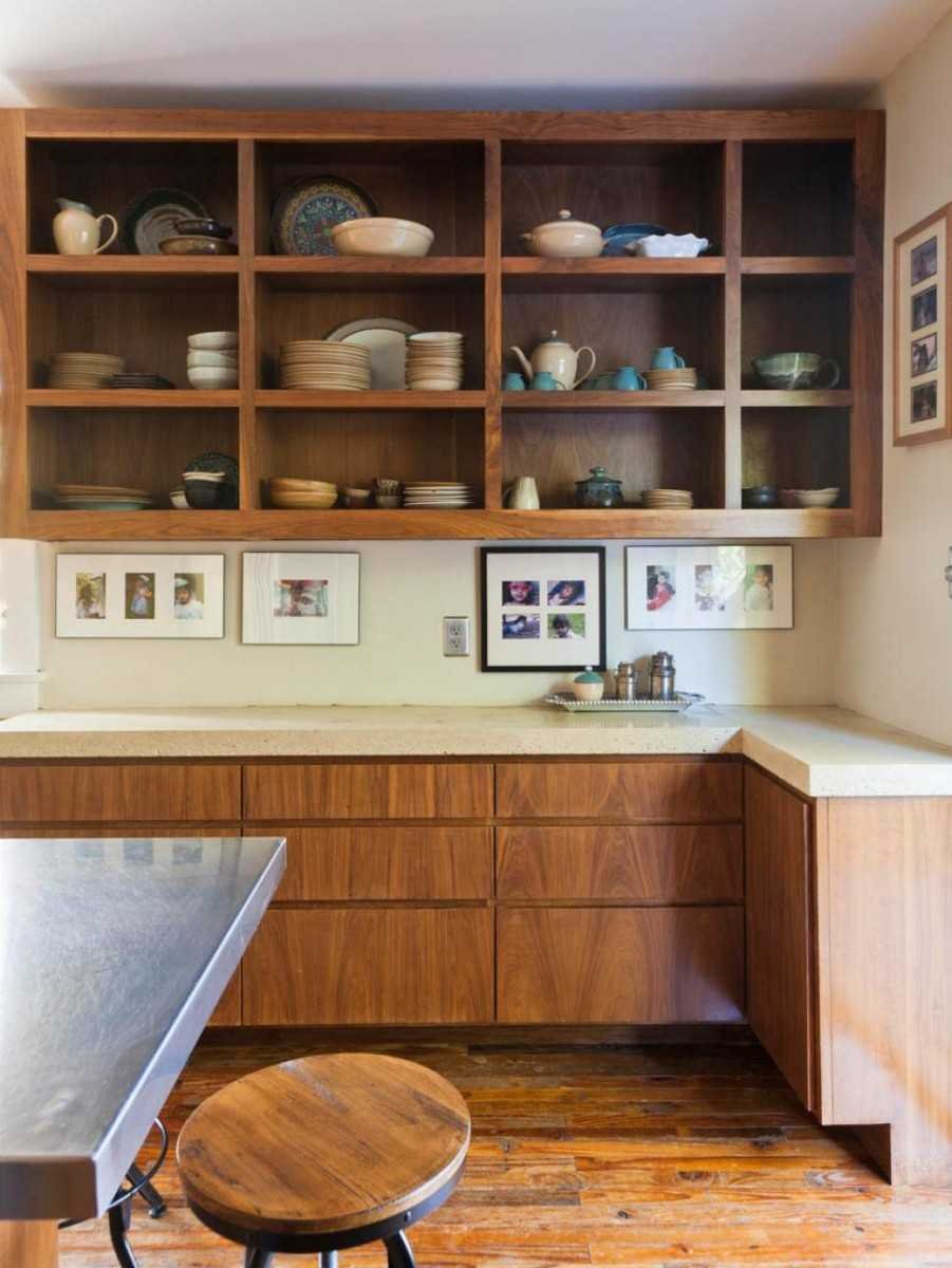 Открытые шкафчики на кухне