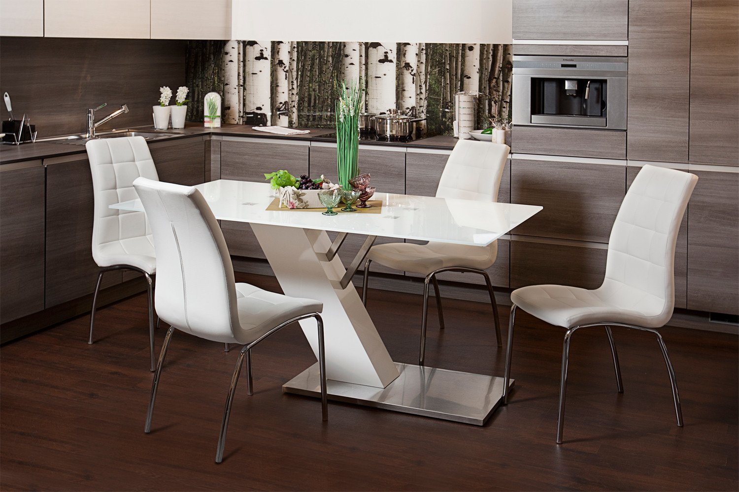 Стол и стулья для кухни в современном стиле