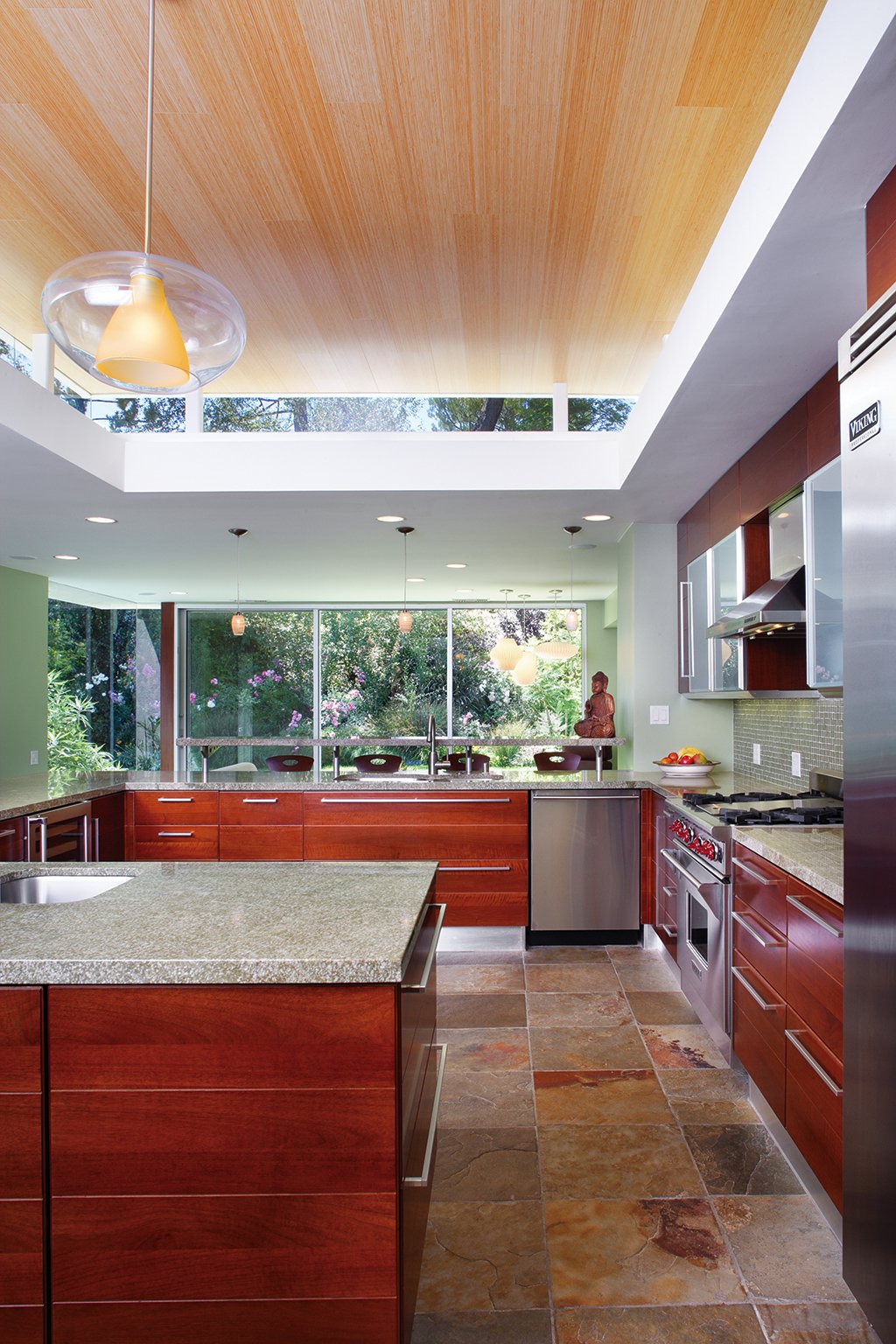 Какой лучше натяжной на кухне. Подвесной потолок на кухне. Кухня в потолок. Навесные потолки на кухню. Навесной потолок на кухне.