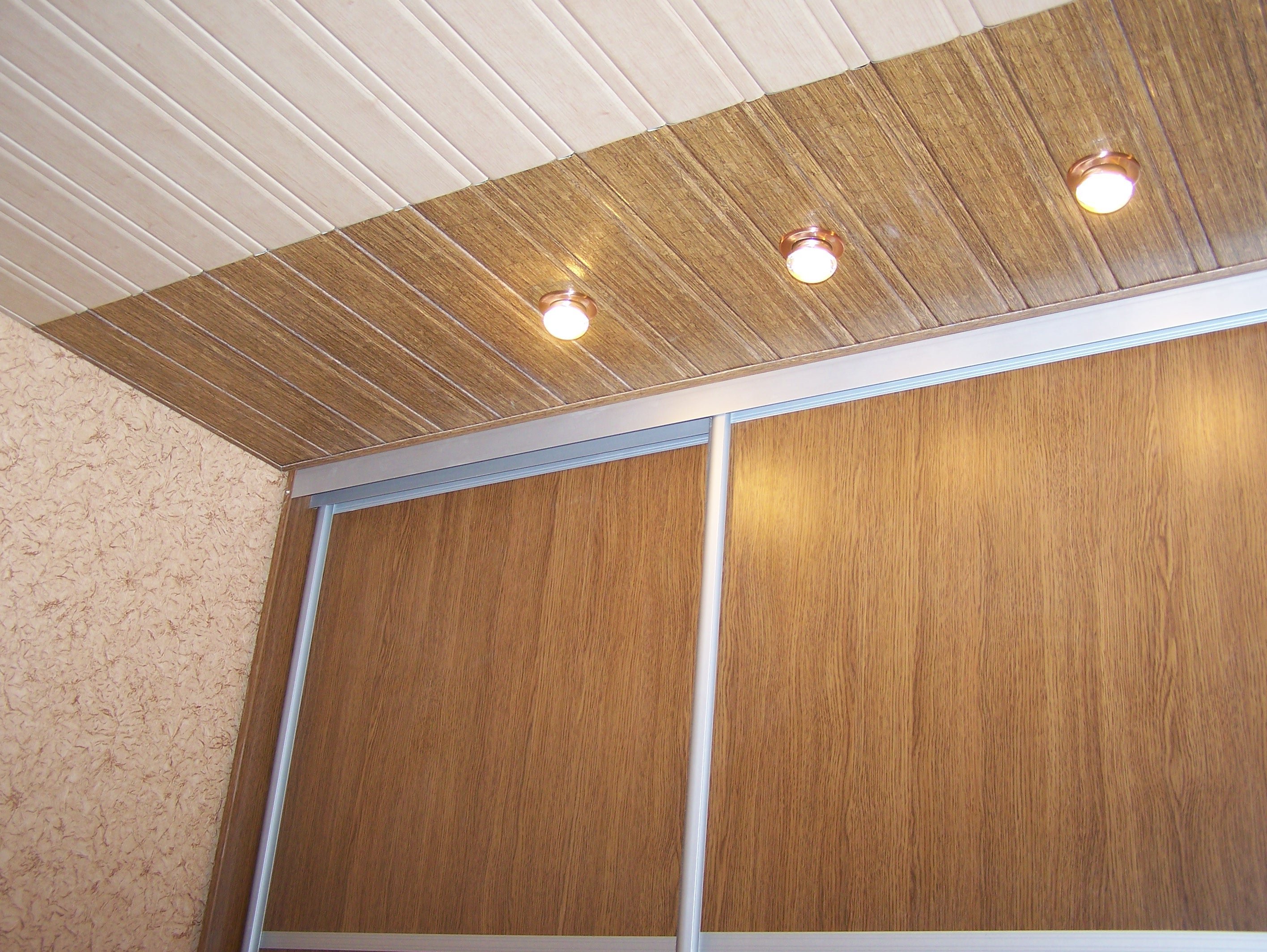 Потолок пвх в комнате. Потолочные панели МДФ Isotex. Потолочные панели МДФ Изотекс. Панели потолочные пластиковые. Потолок из пластиковых панелей.