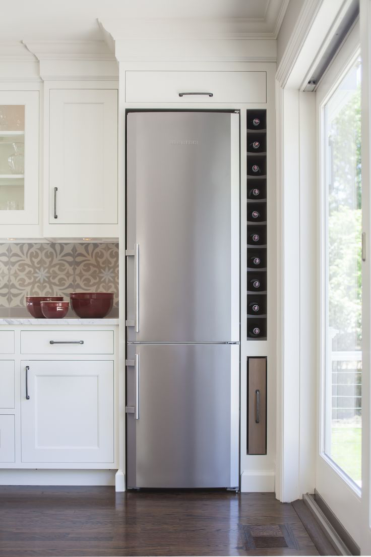 Узкий встроенный холодильник