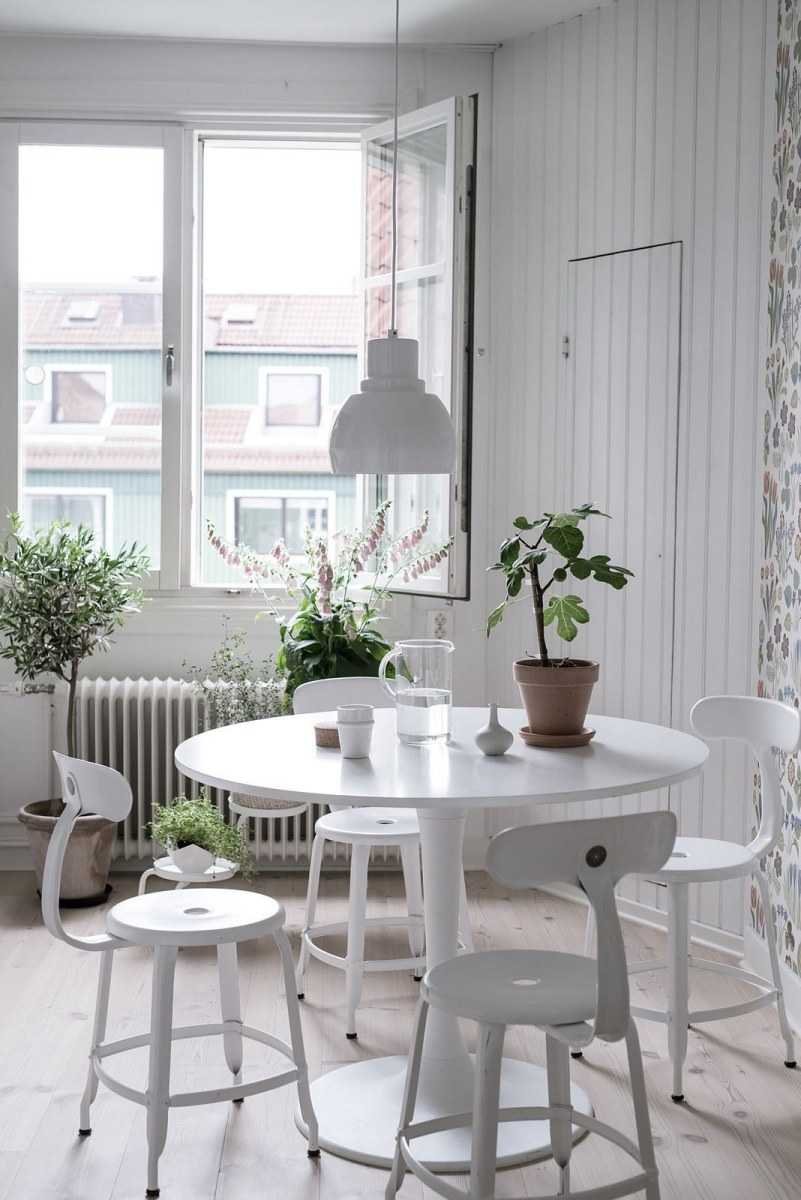 Круглый белый стол на маленькой кухне