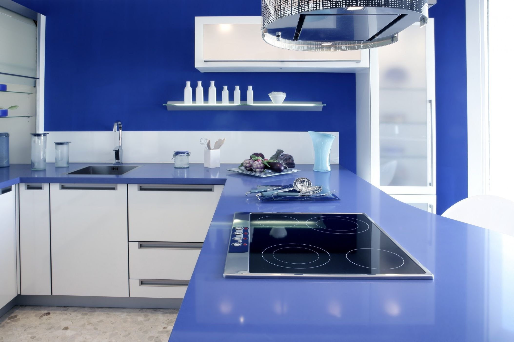 Белая кухня синяя столешница. Кухня в синем цвете. Бело синяя кухня. Синяя кухня с белой столешницей. Голубая столешница для кухни.
