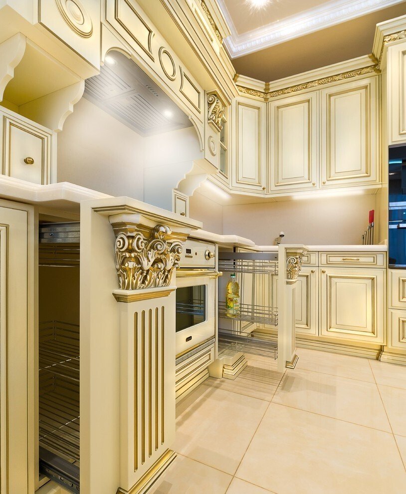 Кухонная мебель белая с золотом