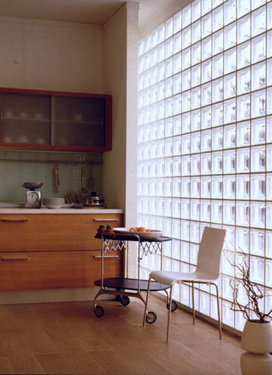 Стена из стеклоблоков в интерьере квартиры фото