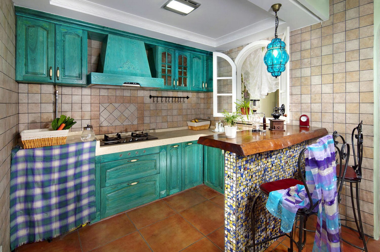 Кухня бирюзового цвета в средиземноморском стиле