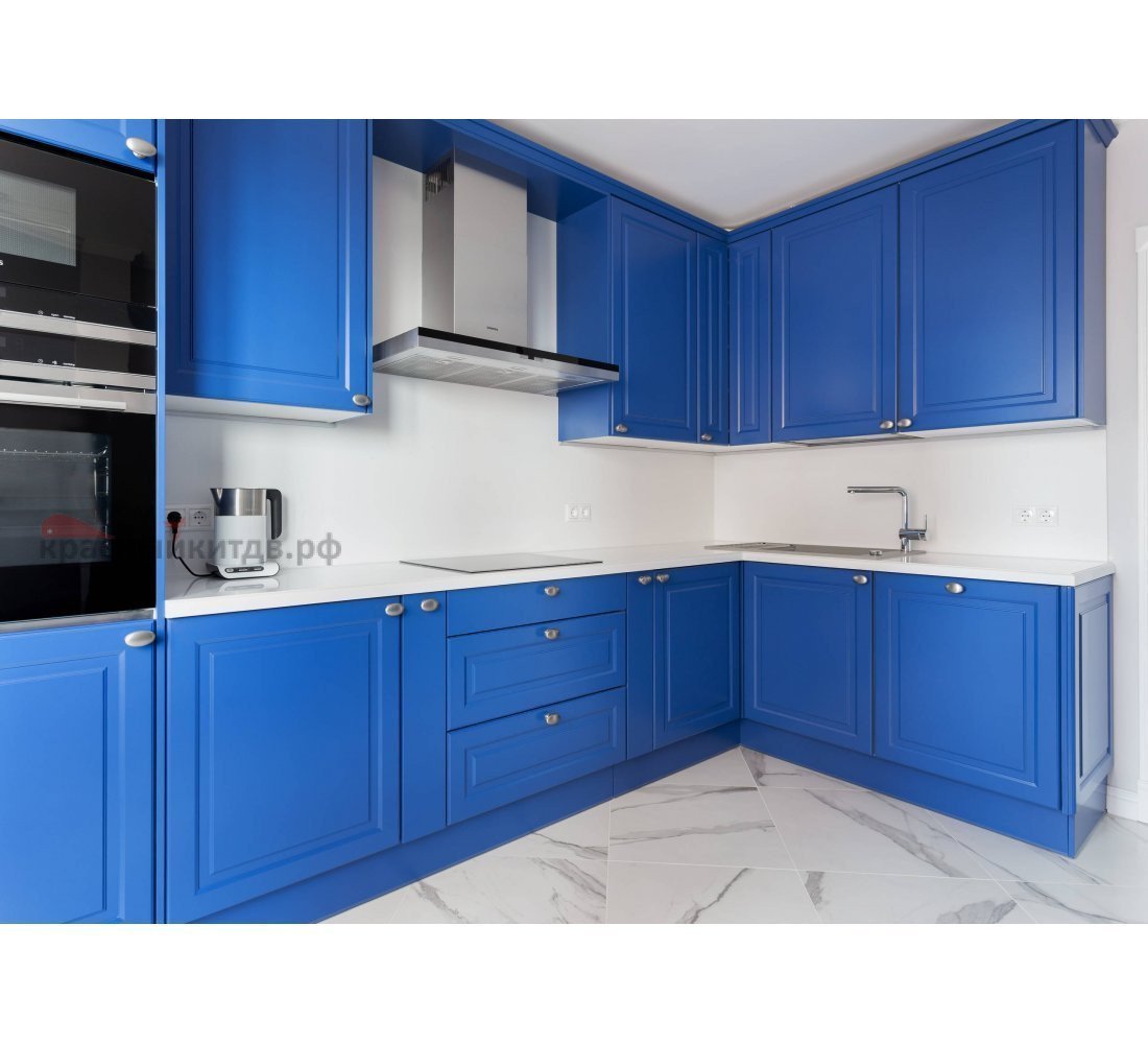 Белая кухня синяя столешница. Кухонный гарнитур Роял Вуд синий. Кухня в синем цвете. Кухня угловая синяя. Угловые кухни синего цвета.