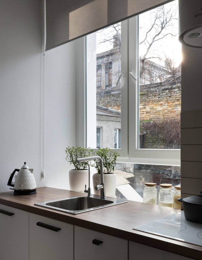 Кухонная столешница у окна